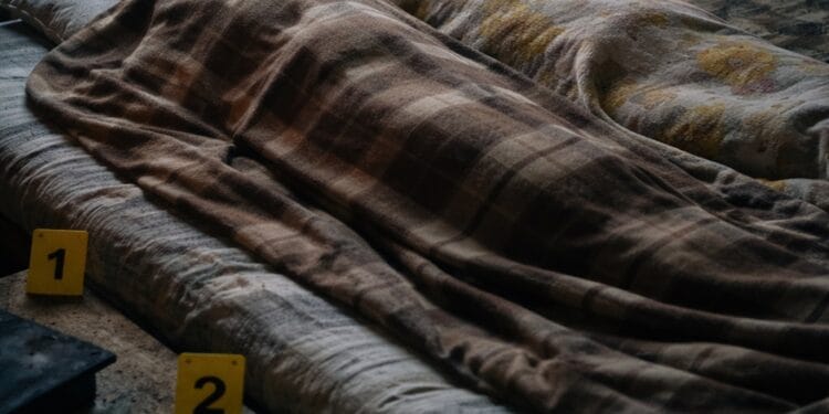 Tragedie! Doi oameni găsiți morți într-o locuință neracordată la curent și gaze. Ancheta indică o posibilă moarte cauzată de frig!