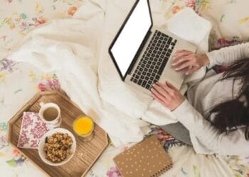 Accidentată în timp ce lucra de acasă, o femeie câștigă în instanță! Hotărâre istorică pentru drepturile angajaților