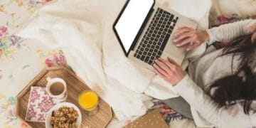 Accidentată în timp ce lucra de acasă, o femeie câștigă în instanță! Hotărâre istorică pentru drepturile angajaților