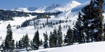 Turiști opriți pe un traseu montan din cauza echipamentului necorespunzător. Încălțați cu adidași, întorși din drum de jandarmi!