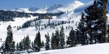 Turiști opriți pe un traseu montan din cauza echipamentului necorespunzător. Încălțați cu adidași, întorși din drum de jandarmi!