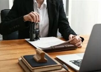 Notar în fața instanței pentru evaziune fiscală. Prejudiciu de peste 1,5 milioane de lei adus statului