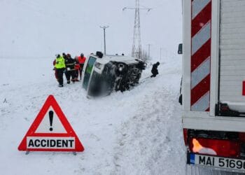 Plan Roșu activat! Microbuz cu 16 pasageri răsturnat, o femeie rănită