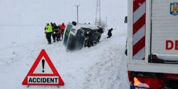 Plan Roșu activat! Microbuz cu 16 pasageri răsturnat, o femeie rănită