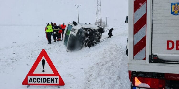 Plan Roșu activat! Microbuz cu 16 pasageri răsturnat, o femeie rănită