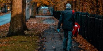 Poștaș despăgubit pentru discriminare! Angajatorul obligat să plătească aproape 15.000 de euro după ce i-a schimbat programul de lucru!