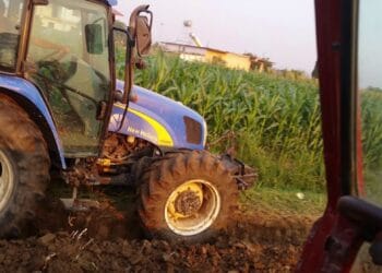 Prins la volanul unui tractor fără permis! Dosar penal deschis de polițiști!