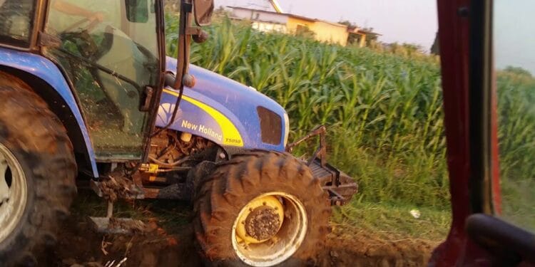 Prins la volanul unui tractor fără permis! Dosar penal deschis de polițiști!