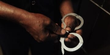 Șase urmăriți internațional, aduși în țară într-o singură zi! Condamnări pentru fapte grave, de la trafic de minori la droguri și infracțiuni rutiere!