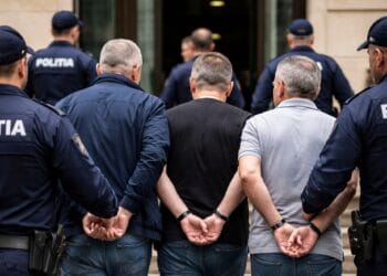 Adolescent agresat în mall! Trei agenți de pază, reținuți pentru purtare abuzivă