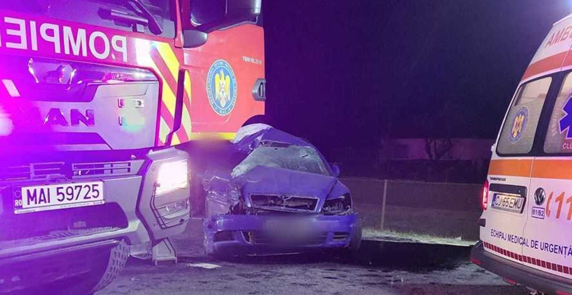 Accident grav! O fetiță de 3 ani și un bărbat, în stop cardio-respirator după impactul dintre două mașini și un camion!