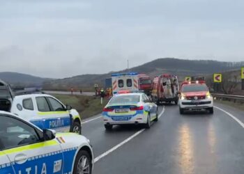 Tragedie cumplită! Cinci persoane au murit după un impact devastator între un autoturism și două camioane