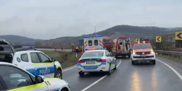 Tragedie cumplită! Cinci persoane au murit după un impact devastator între un autoturism și două camioane