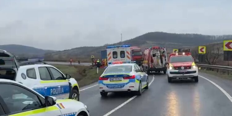 Tragedie cumplită! Cinci persoane au murit după un impact devastator între un autoturism și două camioane