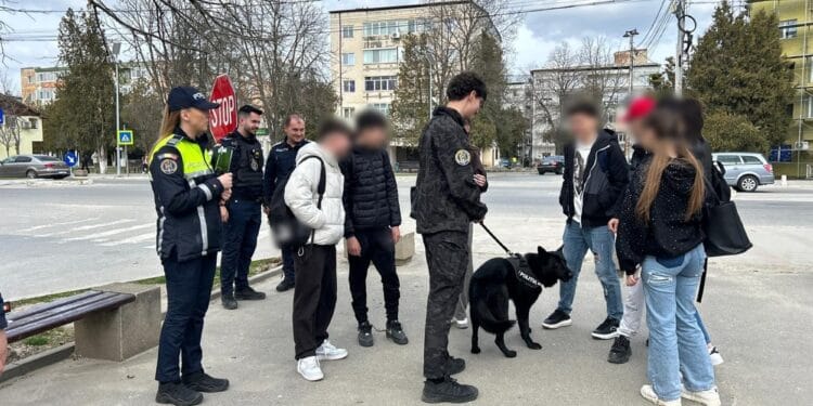 Controale și acțiuni preventive în școli! Sute de elevi informați despre riscurile consumului de droguri