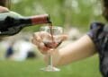 Schimbare radicală! Minorii sub 16 ani nu vor mai avea voie să consume alcool nici măcar cu părinții de față!