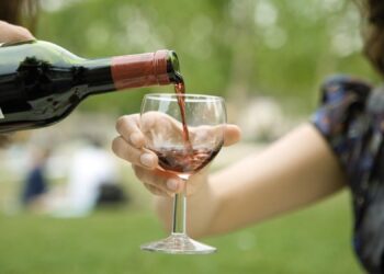 Schimbare radicală! Minorii sub 16 ani nu vor mai avea voie să consume alcool nici măcar cu părinții de față!