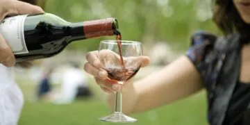 Schimbare radicală! Minorii sub 16 ani nu vor mai avea voie să consume alcool nici măcar cu părinții de față!