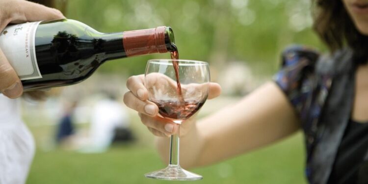 Schimbare radicală! Minorii sub 16 ani nu vor mai avea voie să consume alcool nici măcar cu părinții de față!