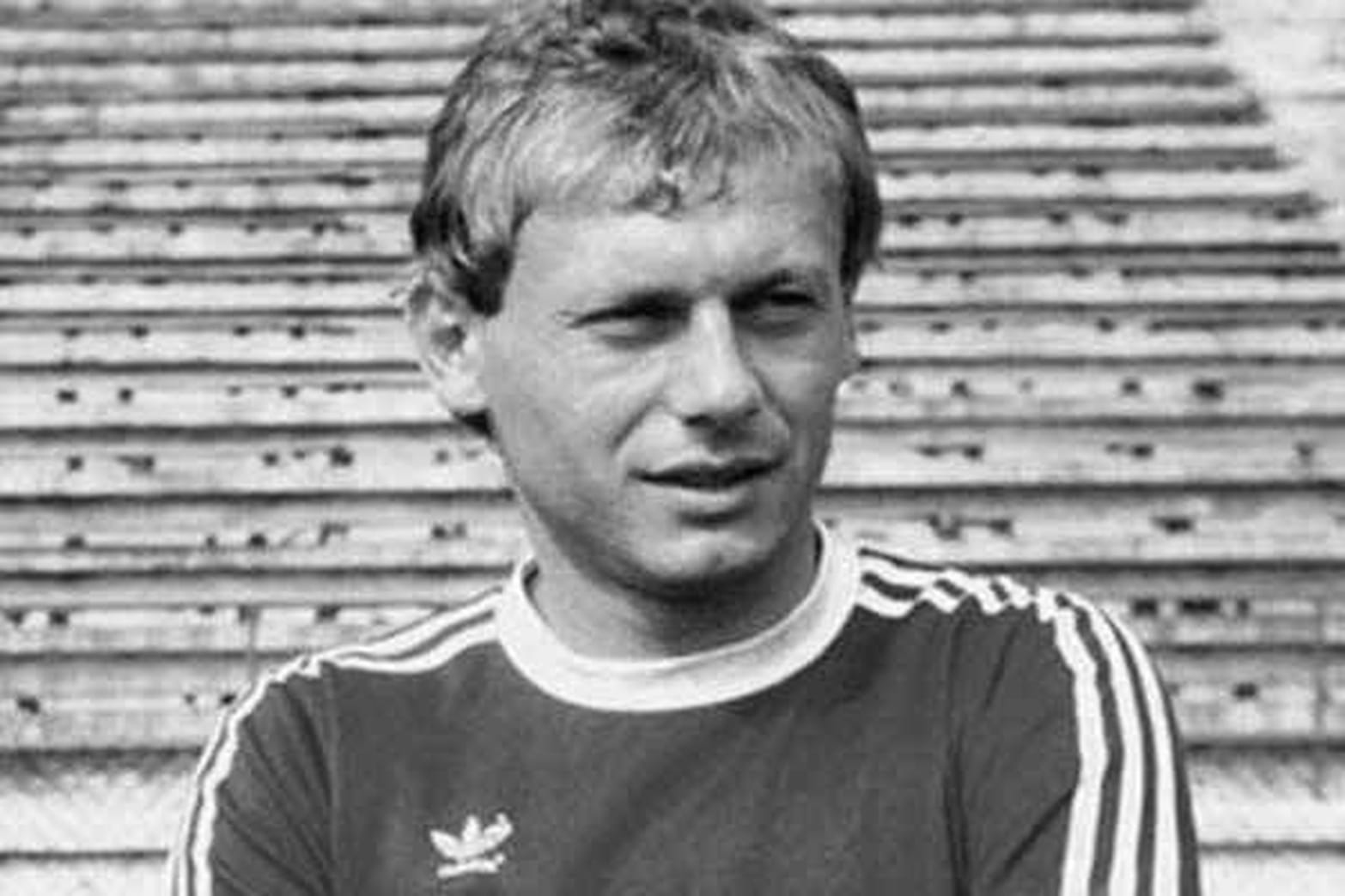 Mormântul unui mare fotbalist a fost vandalizat! Poliția a deschis dosar penal