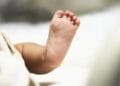 Moarte suspectă: un bebeluș de două luni a murit la spital, poliția a deschis dosar penal
