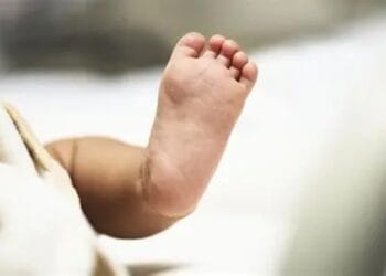 Moarte suspectă: un bebeluș de două luni a murit la spital, poliția a deschis dosar penal