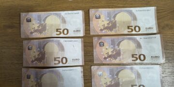 Rețea de falsificatori destructurată! Tineri prinși după ce au pus în circulație euro falși la taxiuri și magazine