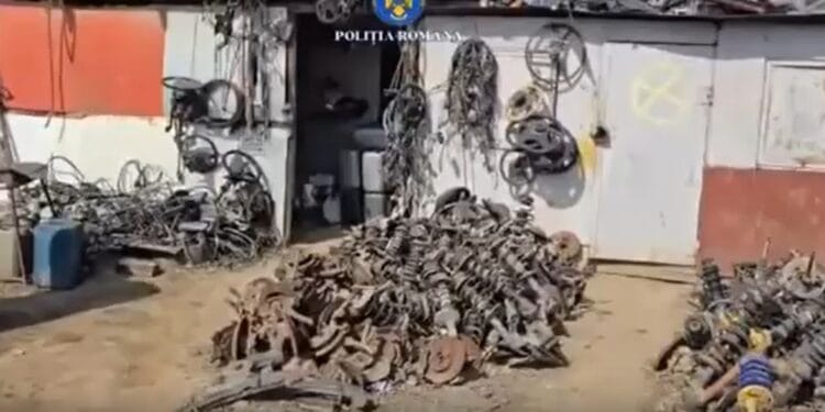 VIDEO. Percheziții la o firmă de reciclare: tone de deșeuri periculoase și zeci de mașini dezmembrate ilegal, descoperite de polițiști