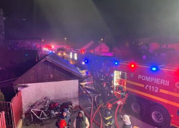 Incendiu devastator! 21 de locuințe distruse, zeci de oameni s-au autoevacuat în miez de noapte
