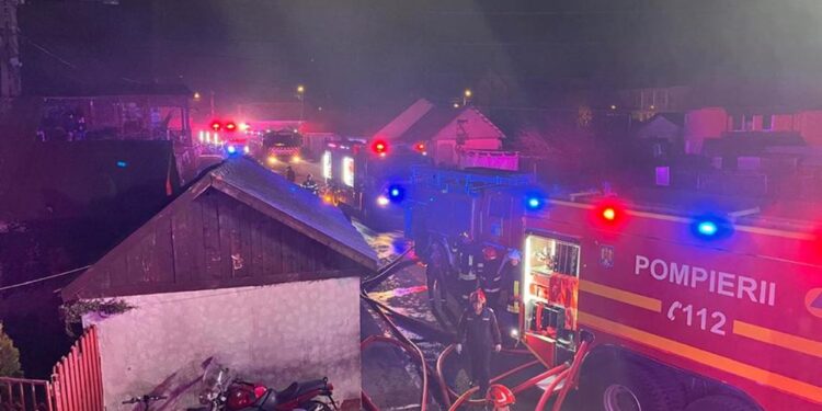 Incendiu devastator! 21 de locuințe distruse, zeci de oameni s-au autoevacuat în miez de noapte