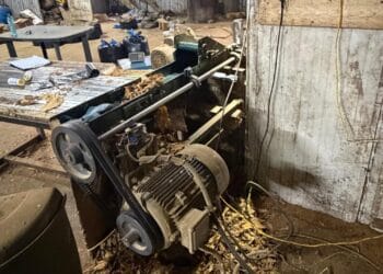 Fabrică ilegală de tutun! Sute de kilograme confiscate și patru persoane reținute