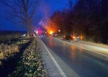 Carnagiu! Mașină cuprinsă de flăcări după impact – patru morți, printre victime și un bebeluș rănit!