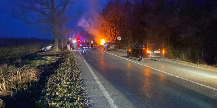 Carnagiu! Mașină cuprinsă de flăcări după impact – patru morți, printre victime și un bebeluș rănit!