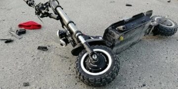 Fost ministru implicat într-un accident, el fiind pe o trotinetă alături de copii. Ministrul Sănătății avertizează asupra riscurilor!