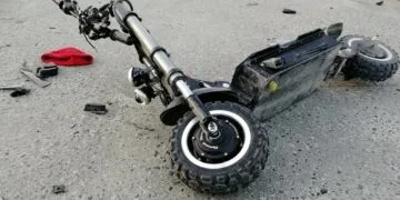 Fost ministru implicat într-un accident, el fiind pe o trotinetă alături de copii. Ministrul Sănătății avertizează asupra riscurilor!