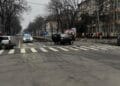 VIDEO. Carnagiu în intersecție! Șofer cu permisul suspendat a spulberat o femeie pe trotuar și a fugit. Victima a rămas fără un picior