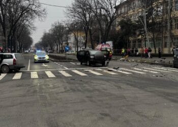 VIDEO. Carnagiu în intersecție! Șofer cu permisul suspendat a spulberat o femeie pe trotuar și a fugit. Victima a rămas fără un picior