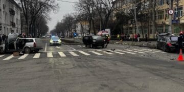 VIDEO. Carnagiu în intersecție! Șofer cu permisul suspendat a spulberat o femeie pe trotuar și a fugit. Victima a rămas fără un picior