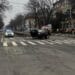 VIDEO. Carnagiu în intersecție! Șofer cu permisul suspendat a spulberat o femeie pe trotuar și a fugit. Victima a rămas fără un picior