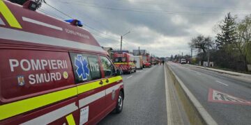 Accident grav cu microbuz școlar! Patru copii răniți după impactul cu un TIR