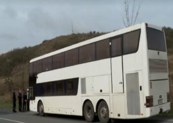 Incident șocant! Elevă de 15 ani, căzută din autocar în mers după deschiderea ușii de urgență