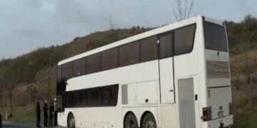 Incident șocant! Elevă de 15 ani, căzută din autocar în mers după deschiderea ușii de urgență