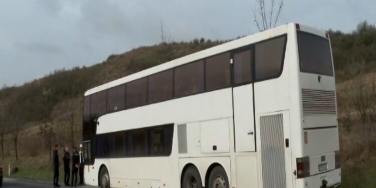 Incident șocant! Elevă de 15 ani, căzută din autocar în mers după deschiderea ușii de urgență
