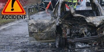 Accident cumplit! Două persoane au murit după ce o mașină a luat foc în urma impactului