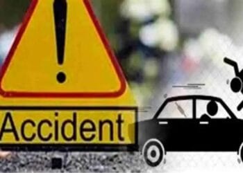 Adolescenți loviți pe refugiu! Mașină proiectată după un accident!