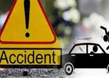 Adolescenți loviți pe refugiu! Mașină proiectată după un accident!