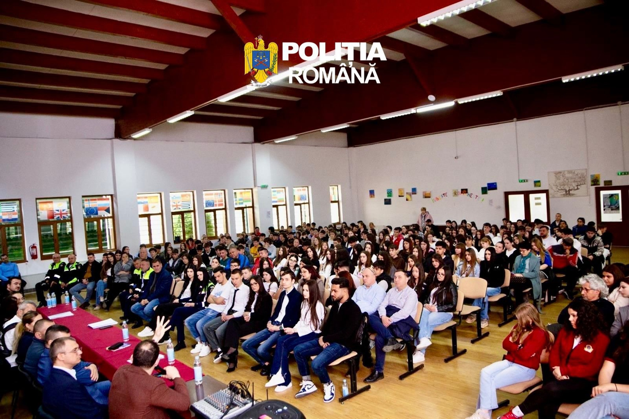 Lecție dură pentru elevi, direct de la deținute. Polițiștii au adus realitatea din spatele gratiilor în liceu