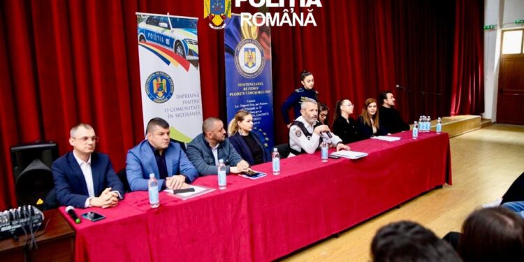 Lecție dură pentru elevi, direct de la deținute. Polițiștii au adus realitatea din spatele gratiilor în liceu