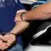Crimă șocantă! Adolescent de 17 ani, arestat după ce a ucis un bătrân cu o bâtă