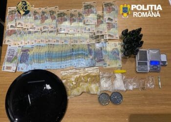 DIICOT! Substanțe periculoase, bani și cântare de precizie ridicate la percheziții. Un bărbat, arestat preventiv